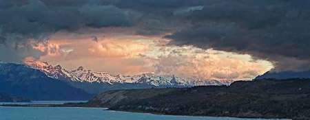 Temporal sobre Lago Carrera / Gathering storm over Lago Carrera