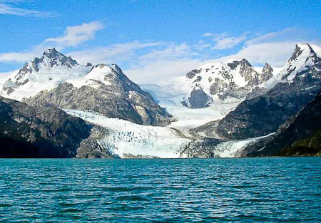 Lago Leones, ventisqueros y cumbres / Lake Leones, glaciers and peaks