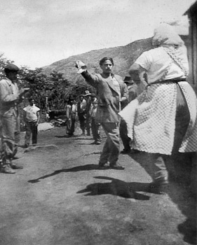 Bailando la cueca en una ramada del viejo Puerto Guadal.